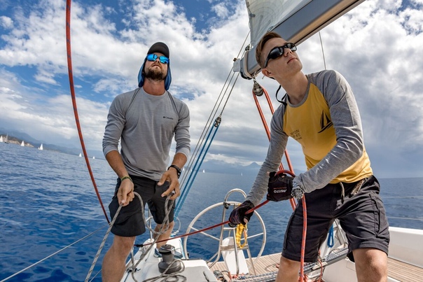 лодка гондола. люди на яхте. катер шторм. мужчина за штурвалом. человек управляющий лодкой.