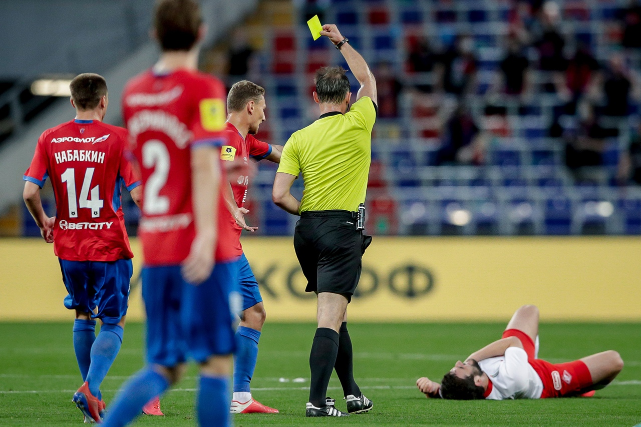 ЦСКА - Спартак, 2:0. Алексей Еськов дает желтую карточку