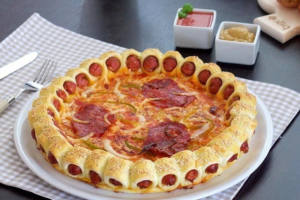 САМАЯ ВКУСНАЯ ДОМАШНЯЯ ПИЦЦА Топ-9 рецептов 1) Быстрая пицца на сковородеИНГРЕДИЕНТЫ:сметана 100 млкефир 100 млпищевая сода 1 ч. л.мука 1 стаканжелтки яичные 2 шт.специи по вкусуколбаса 150