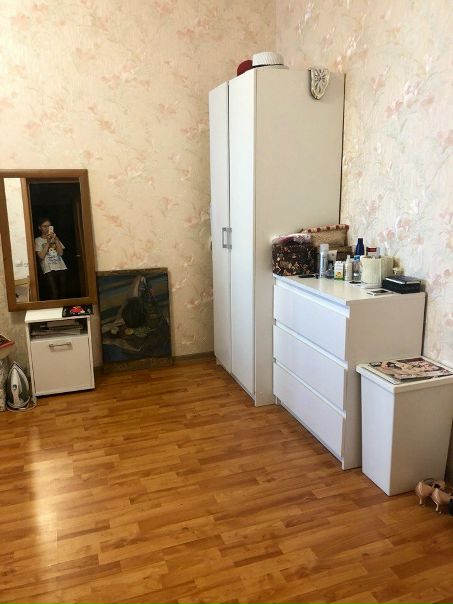 Сдаётся уютная комната 17 кв.м. с балконом, для девушки<br>2-комнатная квартира 58 кв.м. улучшенной планировки, обе комнаты в разных пролетах, новостройка бизнес-класса. Большая кухня 10 кв.м.<br>3 мин. пешком от метро Рязанский проспект. Академика Скрябина 6.<br>В другой комнате проживает одна девушка.<br><br>По стоимости 23 тыс. плюс счетчики, интернет (при желании). Есть депозит. Без комиссии.<br> Цаликаламани - фото Фото: Сдаётся уютная комната 17 кв.м. с балконом, для девушки<br>2-комнатная квартира 58 кв.м. улучшенной планировки, обе комнаты в разных пролетах, новостройка бизнес-класса. Большая кухня 10 кв.м.<br>3 мин. пешком от метро Рязанский проспект. Академика Скрябина 6.<br>В другой комнате проживает одна девушка.<br><br>По стоимости 23 тыс. плюс счетчики, интернет (при желании). Есть депозит. Без комиссии.<br> Цаликаламани