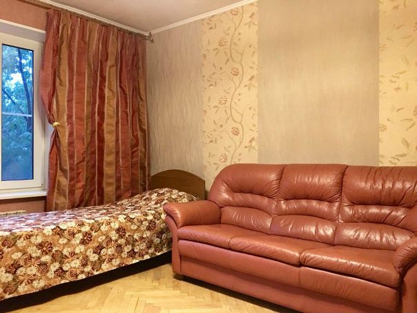 Москва. М.Кунцевская, 4 минуты пешком от метро, ул.Молдавская 2/2. Синяя или голубая ветка метро, 10 минут до центра Москвы. <br>Отличный район с магазинами и хорошим парком в шаговой доступности<br><br>Сдаётся на длительный срок большая изолированная комната в трехкомнатной квартире. <br>Вся бытовая техника, посуда и мебель. Из мебели - мягкая мебель в гостиной, кровать. Стиральная машина, микроволновка, холодильник. <br><br>Ищем строго одну девушку РФ 22-32 лет, без животных. Любим наших меньших сильно, но боимся появления аллергии у соседок <br><br>В двух других комнатах живёт по одной девушке. Атмосфера в квартире дружеская, уважаем личное пространство каждого! <br><br>Сдаёт собственник. Без комиссии, 21000 р в месяц+свет и вода по счётчикам. Депозит 21000 р.<br><br>Будем вас ждать!<br><br> Филимонова - фото Фото: Москва. М.Кунцевская, 4 минуты пешком от метро, ул.Молдавская 2/2. Синяя или голубая ветка метро, 10 минут до центра Москвы. <br>Отличный район с магазинами и хорошим парком в шаговой доступности<br><br>Сдаётся на длительный срок большая изолированная комната в трехкомнатной квартире. <br>Вся бытовая техника, посуда и мебель. Из мебели - мягкая мебель в гостиной, кровать. Стиральная машина, микроволновка, холодильник. <br><br>Ищем строго одну девушку РФ 22-32 лет, без животных. Любим наших меньших сильно, но боимся появления аллергии у соседок <br><br>В двух других комнатах живёт по одной девушке. Атмосфера в квартире дружеская, уважаем личное пространство каждого! <br><br>Сдаёт собственник. Без комиссии, 21000 р в месяц+свет и вода по счётчикам. Депозит 21000 р.<br><br>Будем вас ждать!<br><br> Филимонова