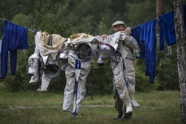 Понимаете, Игорь, вас всех готовили в космонавты Должны были появиться десятки, сотни миллионов космонавтов - все, кто мечтал об этом. Вы ведь не думаете, что дети сами решали, что они хотят