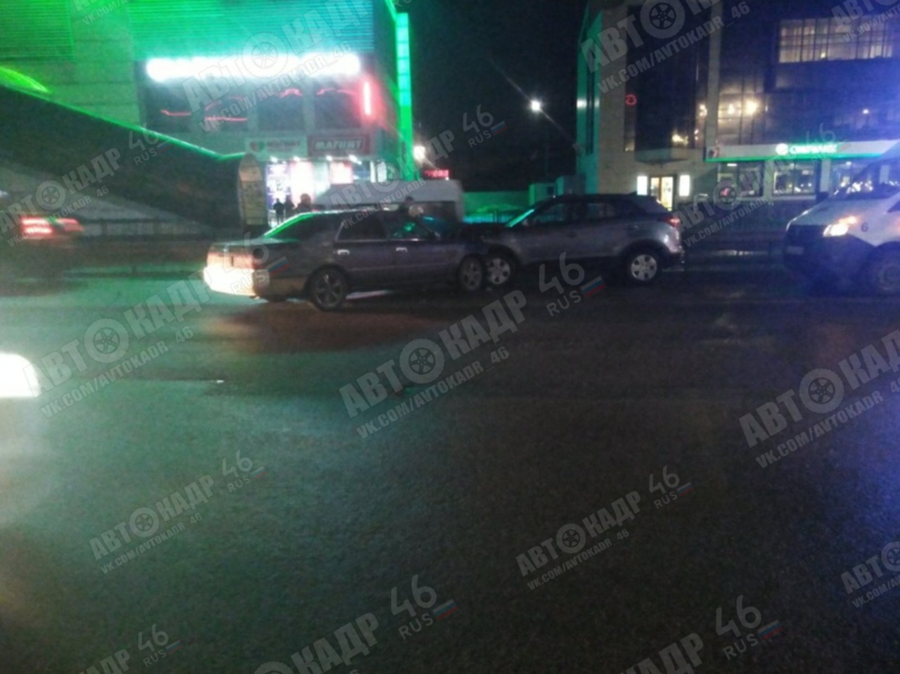 В столкновении двух иномарок в центре Курска пострадали три человека