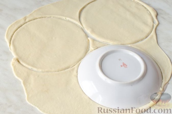 Ругувачки (болгарские чебуреки) Для теста:Масло сливочное 100 гВода (кипяток) 175 млМука пшеничная 370 г (около 2,5 стакана объемом 250 мл)Соль 1 щепотка*Для начинки:Брынза 300-400 гЛук зелёный
