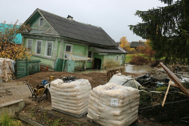Аварийный фонтан в российском городе решили утихомирить молитвой Мэр Белозерского района Вологодской области Евгений Шашкин попросил священника помолиться перед началом работ по закрытию