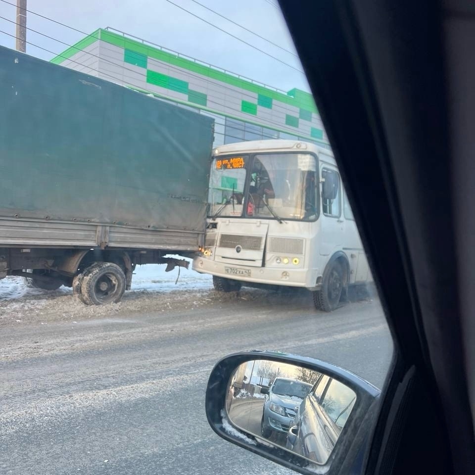 Последствия ДТП с автобусом на улице Деповской Это картинка