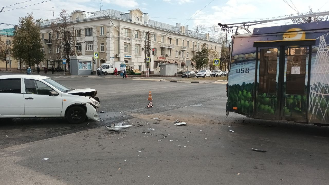 1 октября около 07:00, на перекрестке проспекта Ленина и улицы Гайдара в Дзержинске произошло ДТП с участием легкового автомобиля и троллейбуса Это картинка