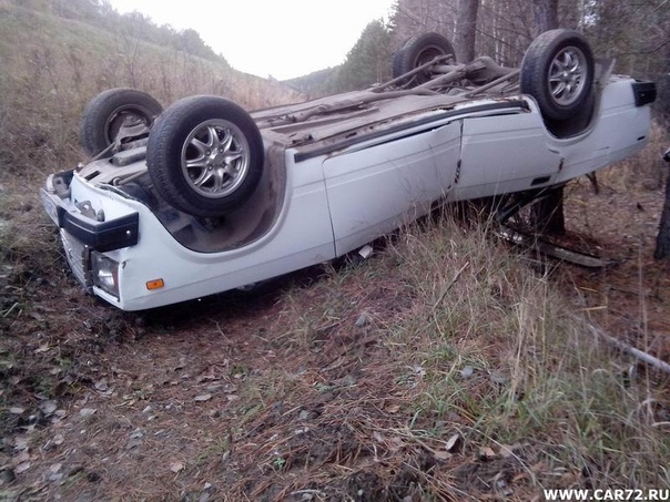 ваз 2107 перевернутая разбитая. перевернутая семерка. белая ваз 2107 в кювете. перевернутая семерка. разбитая ваз 2107 вишневая.